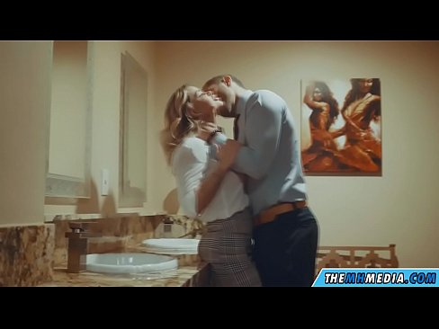 ❤️ Kiam belplena blondulo delogas vin en publika necesejo ❤️ Porno ĉe eo.hentai-id-tv.ru ☑